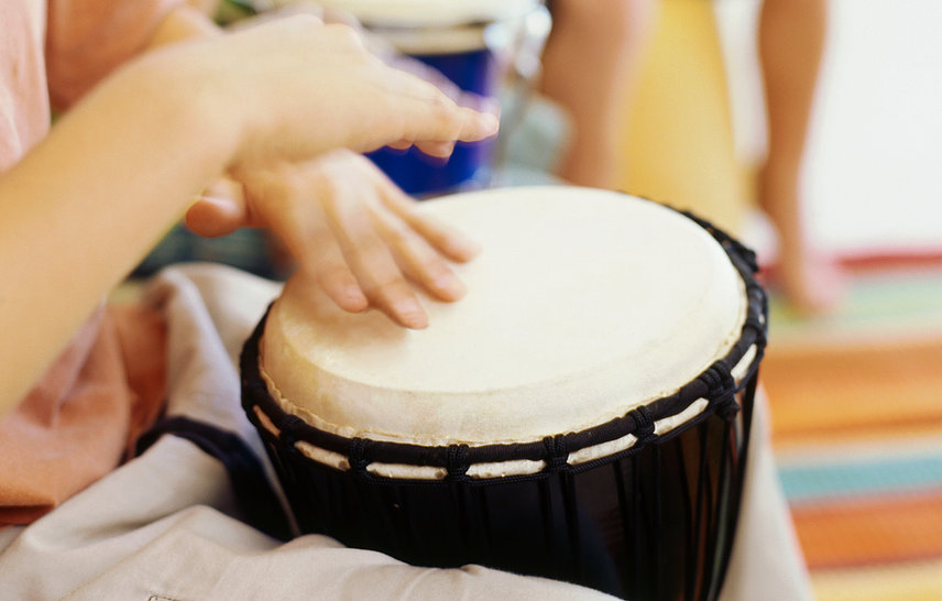 Bambini che giocano Bongo Drums